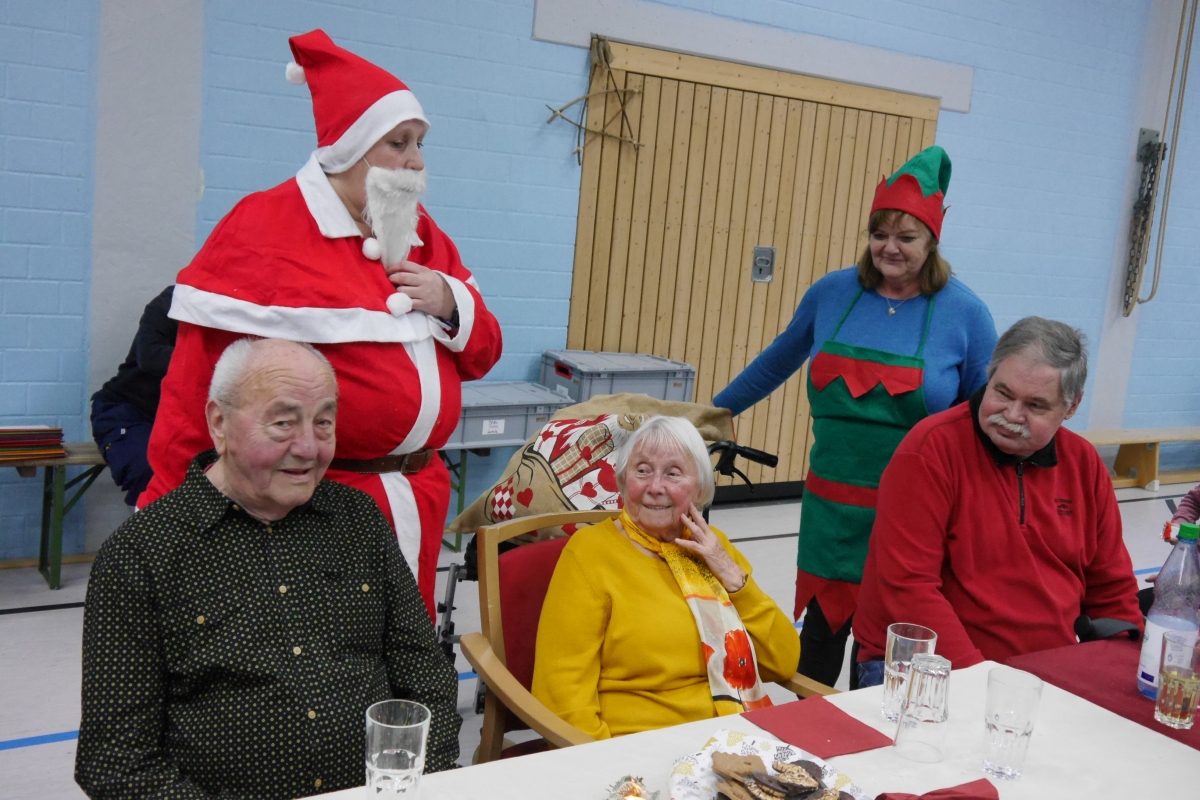 Weihnachtsmann und Elf in der Turnhalle 