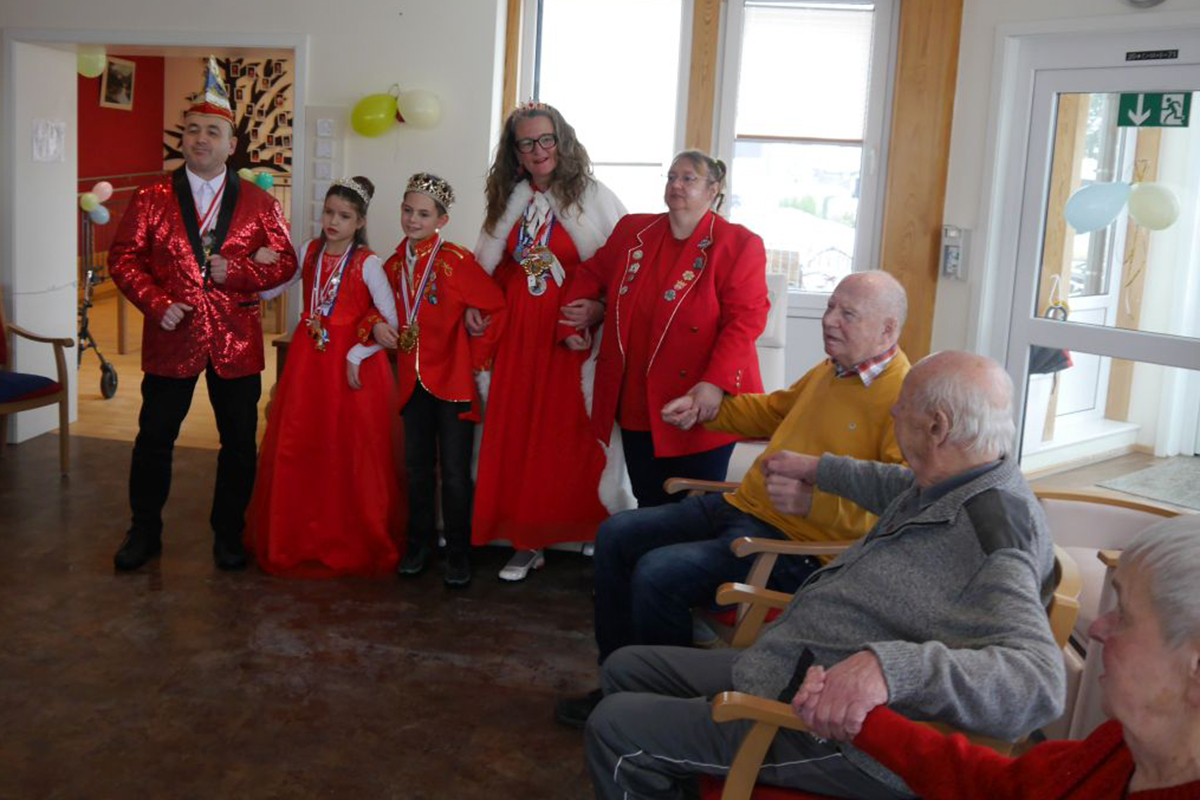 Hoheiten mit Orden im Gepäck