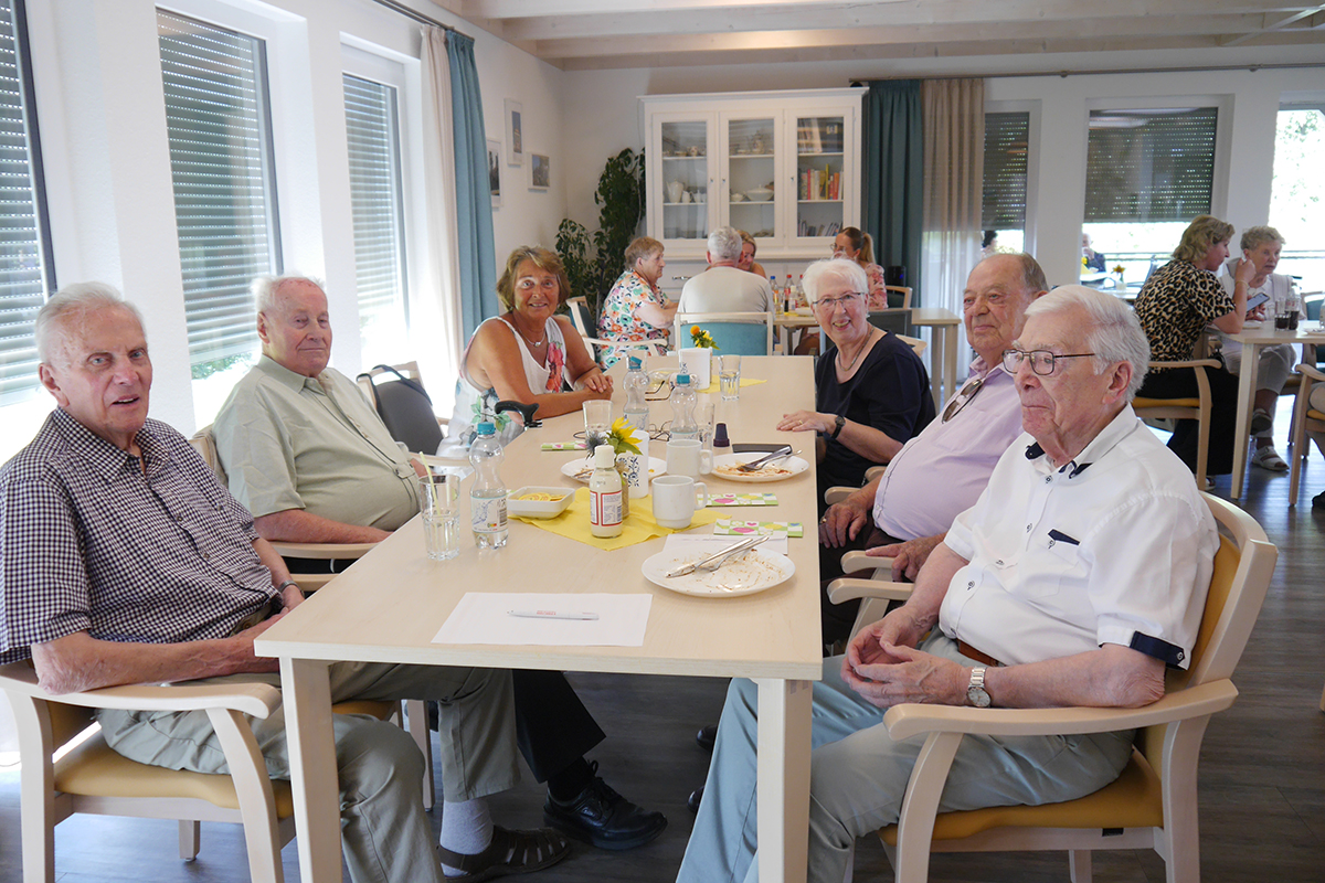 Gemütliches Beisammensein: Es gab Kaffee. Kuchen und mehr beim Sommerfest der ASB-Tagespflege Hann. Münden.