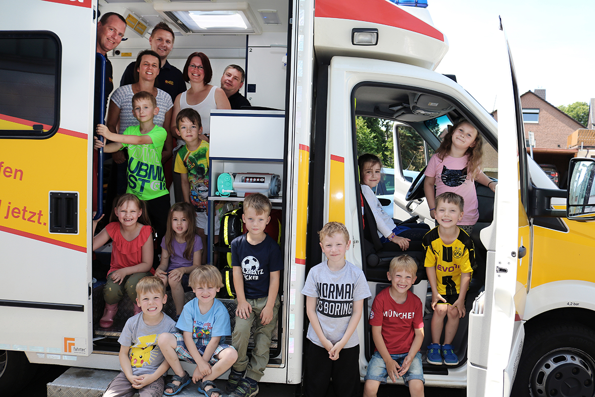 Im Rettungswagen: Die Kinder aus der ASB-Kita Lutterberg mit den ASB-Mitarbeitern (v.li.) Harald Vöhringer, Olivia Curth, Tim Neusel, Bianca Friedrich und Dieter Stein. 